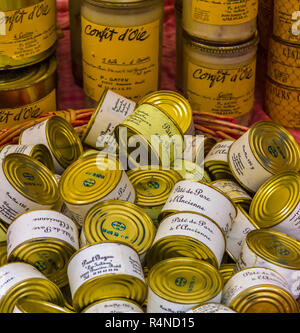 SARLAT-la-caneda, FRANCE - 2 mars 2011 : Des piles de boîtes à une vitrine à Sarlat-la-Canéda. Le foie gras est un produit de la célèbre région du Périgord. Banque D'Images