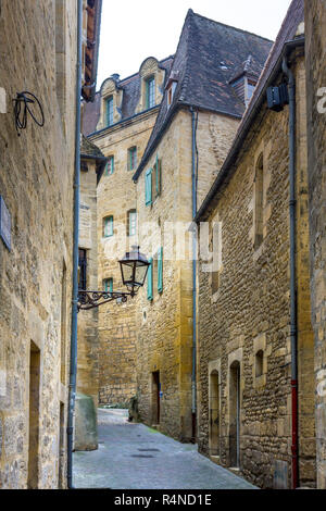 SARLAT-la-caneda, FRANCE - 2 mars 2011 : ligne de bâtiments médiévaux les rues étroites de la ville de Sarlat-la-caneda, Périgord, France. Banque D'Images