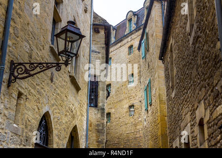 SARLAT-la-caneda, FRANCE - 2 mars 2011 : vue détaillée de l'édifices médiévaux dans le vieux centre de la ville de Sarlat-la-caneda, Périgord, France. Banque D'Images