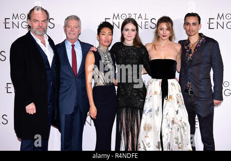 (De gauche à droite) Hugo Weaving, Stephen Lang, Jihae, Hera Hilmar, Leila, George et Robert Sheehan assister à la première mondiale de moteurs mortel qui a eu lieu au Cineworld à Leicester Square, Londres. Banque D'Images