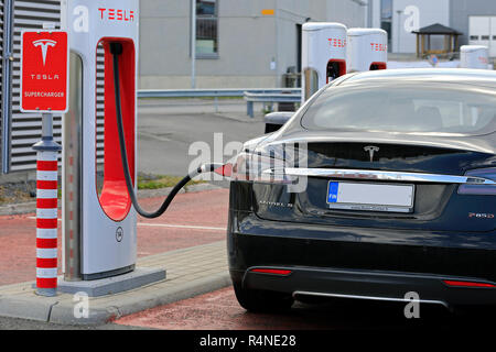 Toijala, Finlande - le 17 juin 2018 : Tesla Model S noir voiture entièrement électrique branché à charger la batterie à la station a de Tesla en Finlande. Banque D'Images