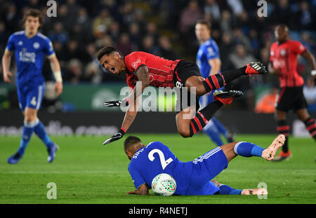 Leicester City's Danny Simpson Mario Lemina défis Southampton au cours de la quatrième série, coupe du buffle match à la King Power Stadium, Leicester. Banque D'Images