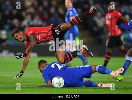 Leicester City's Danny Simpson Mario Lemina défis Southampton au cours de la quatrième série, coupe du buffle match à la King Power Stadium, Leicester. Banque D'Images