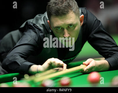 Kyren Wilson pendant son match contre Andy Lee jour l'un des Championnat du Royaume-Uni Betway au York Barbican. Banque D'Images