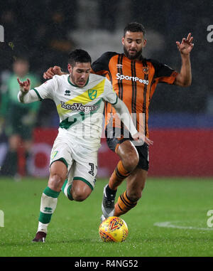 La ville de Norwich ime Buendia (à gauche) et Hull City's Kevin Stewart bataille pour le ballon pendant le match de championnat Sky Bet au stade KCOM, Hull. Banque D'Images