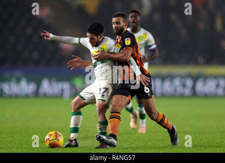 La ville de Norwich ime Buendia (à gauche) et Hull City's Kevin Stewart bataille pour le ballon pendant le match de championnat Sky Bet au stade KCOM, Hull. Banque D'Images