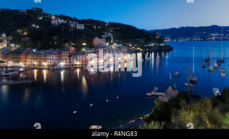 Soirée panorama de ville de Portofino en Italie, vu de la colline. Yachts amarrés dans les eaux calmes de Little Bay Harbor Banque D'Images