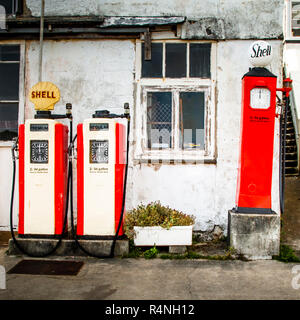 Pompes à essence Shell vintage à Cornwall, Royaume-Uni Banque D'Images