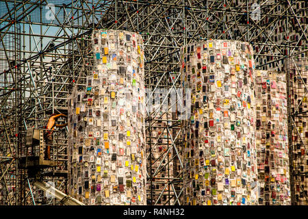 Parthenen de Livres à Documenta 2017 à Kassel, Allemagne. L'artiste argentin Marta Minujin a érigé d'innombrables livres sur un Parthénon sur un échafaudage Banque D'Images