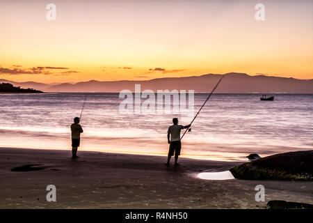 Homens pescando Ao Por do Sol na Praia da Daniela. Florianópolis, Santa Catarina, Brésil. Pêche / hommes au coucher du soleil à Daniela Beach. Florianopolis, San Banque D'Images