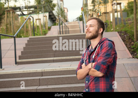 Jeune homme debout dans la ville dans les escaliers Banque D'Images