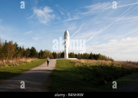 'Le Rêve' sculpture, St Helens, Royaume-Uni Ouvert en 2009, le gagnant de canal 4's Big Art Project, un 20 mètres de haut 'girl' fait de marbre par Jaume Plensa. Banque D'Images