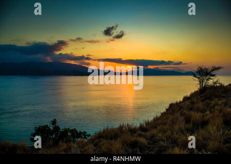 Coucher de soleil depuis le même point de vue sur l'île de Komodo, Indonésie (séquence d'images) Banque D'Images