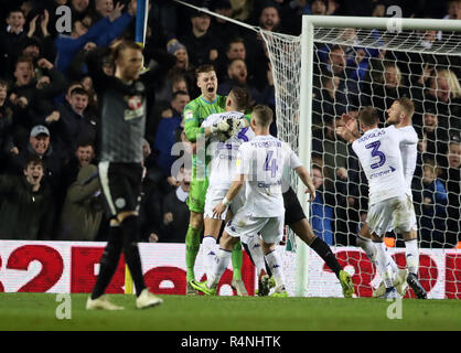 Leeds United gardien Bailey célèbre Peacock-Farrell après enregistrement d'un mort au cours de la Sky Bet Championship match à Elland Road, Leeds. Banque D'Images