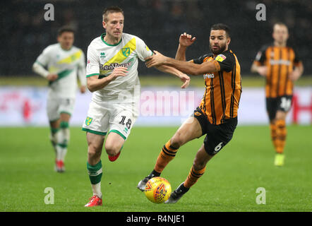 La ville de Norwich Marco Stiepermann (à gauche) et Hull City's Kevin Stewart bataille pour le ballon pendant le match de championnat Sky Bet au stade KCOM, Hull. Banque D'Images