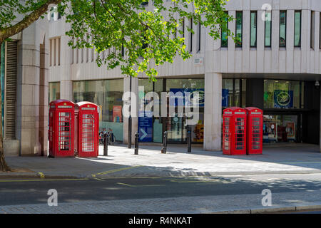 L'emblématique des cabines téléphoniques rouges sur la gare de Charing Cross, Covent Garden, Londres Banque D'Images