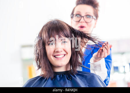 Séchez les cheveux coiffure Femme en boutique Banque D'Images