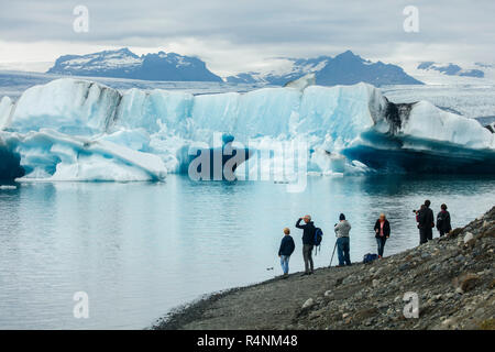 Glacier jökulsárlón Lagoon dans le sud-est de l'Islande est l'un des pays les plus célèbres destinations de voyage. Le lagon se trouve à la tête de la Glacier Breidamerkurjokull et continue d'augmenter en taille que la fonte des glaciers. Le lac, le plus profond d'Islande, a quadruplé de taille depuis les années 1970. Célèbre pour ses paysages semblables à celles de l'Arctique, le lagon est apparu dans un certain nombre de films, dont deux films de James Bond (tuer et Meurs un autre jour) et Batman Begins.Â Banque D'Images