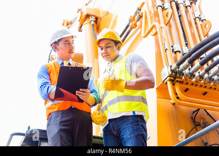 Mécanicien d'Asie avec la machine de construction Banque D'Images