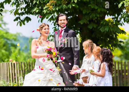 Couple de mariage et fleurs de douche de demoiselle Banque D'Images