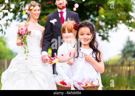 Couple de mariage et fleurs de douche de demoiselle Banque D'Images