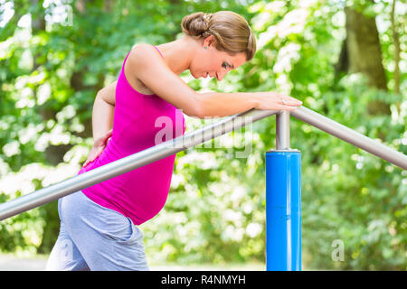 Femme enceinte grossesse faire exercices sur Fitness-Trail Banque D'Images