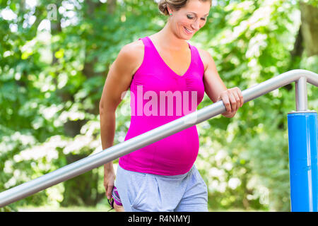 Femme enceinte grossesse faire exercices sur Fitness-Trail Banque D'Images