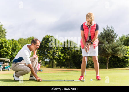 Femme Senior pro de golf et pratiquer leur sport Banque D'Images