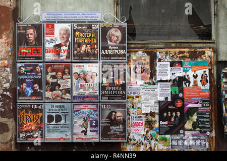 Les concerts affiches promotionnelles à Ivanovo, Russie. Chanteur populaire russe Irina Allegrova, comédien et acteur russe Vladimir Vinokur, chanteur pop russe Nikolay Rastorguyev, un leader du groupe Lyube) sont décrites dans les affiches de la rangée supérieure de droite à gauche. Des posters de groupes de rock russe l'Aria et le DDT sont vus dans la rangée du bas. Banque D'Images