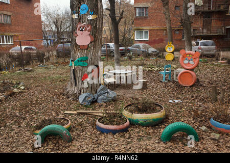 Aire de jeu pour enfants à Ivanovo, Russie. Winnie-the-Pooh et les abeilles comme ils apparaissent dans l'adaptation soviétique sont représentées sur l'arbre de plus de la libellule, l'agaric fly et la coccinelle. Le lièvre jaune et l'orange non identifié, créature, probablement un lion ou un ours, fait à partir de vieux pneus sont vus dans l'arrière-plan tandis que les fleurs aussi fait de vieux pneus sont vus dans l'avant-plan. ATTENTION : Cette image fait partie d'un reportage photo de 18 photos avec le même jeu. Banque D'Images