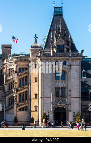 Les touristes semblent petites en face de la tour d'entrée et tour d'escalier du Biltmore House à Asheville, NC, USA Banque D'Images