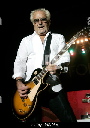 Mick Jones à l'étranger se produit en concert à l'amphithéâtre du parc Mizner à Boca Raton, Floride le 29 décembre 2007. Banque D'Images