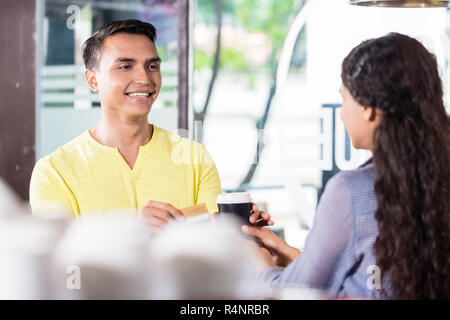 La clientèle masculine pour payer avec carte de crédit café Banque D'Images