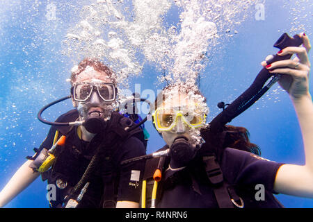 L'homme et de la femme de plongée sous-marine en plongée sous-marine tropicale jusqu Banque D'Images