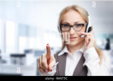 Trois opérateurs de services de centre d'appel au travail. Portrait of smiling jolie femme employé helpdesk avec casque en milieu de travail. Banque D'Images