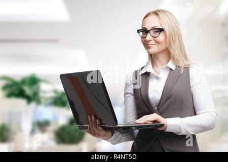 La notion d'entreprise, la technologie, l'Internet et le réseau. Femme d'affaires travaille sur ordinateur. Banque D'Images