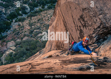 Vue de dessus de l'homme aventureux rock climber grimpant, falaise de grès du parc national de Red Rock, Nevada, USA Banque D'Images