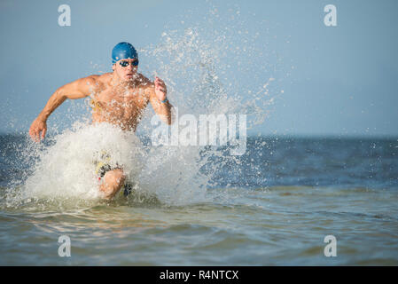 Vue de l'homme en bonnet de bain et de la natation en mer à l'exécution de ligne de Playa Carmen delÂ" QuintanaÂ Roo, Mexique Banque D'Images