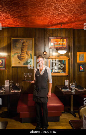 Portrait of waitress standing avec bac avec des verres à vin, Shasta, Californie, USA Banque D'Images