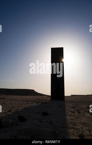Une installation artistique appelé Ouest-est Est-ouest / par l'artiste américain Richard Serra. L'installation d'énormes compromis 4 plaques d'acier chacun plus de 14 mètres de haut qui dépassent de la masse à un endroit nommé Zekreet, un endroit populaire à seulement 1,5 heures de Doha au Qatar le désert." Banque D'Images
