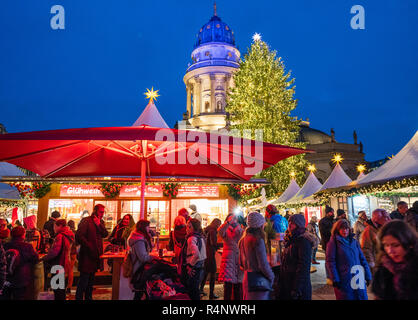 Berlin, Allemagne. 27 novembre, 2018. La traditionnelle et célèbre Allemagne Marchés de Noël ouvert au public. Celui-ci est à Gendarmenmarkt à Berlin et est généralement considéré comme le plus élégant et chic de la ville. Credit : Iain Masterton/Alamy Live News Banque D'Images