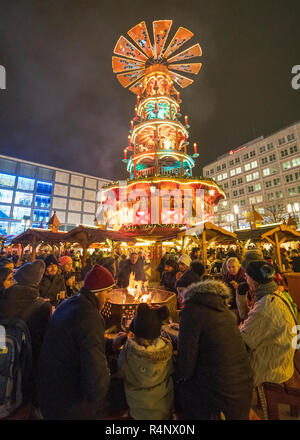 Berlin, Allemagne. 27 novembre, 2018. La traditionnelle et célèbre Allemagne Marchés de Noël ouvert au public. Celui-ci est à l'Alexanderplatz à côté d'un feu ouvert au-dessous de la pyramide traditionnelle Pyramiden Treff ou lieu de rencontre. Credit : Iain Masterton/Alamy Live News Banque D'Images