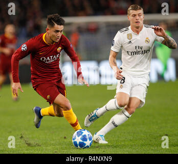 Rome, Italie, le 27 novembre, 2018. Roma's Cengiz Sous, à gauche, est contesté par le Real Madrid Toni Kroos au cours de la Ligue des Champions, Groupe G, match de football entre les Roms et le Real Madrid au Stade Olympique. Le Real Madrid a gagné 2-0. © MISE À JOUR DES IMAGES/ Alamy Live News Banque D'Images