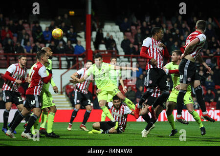 Londres, Royaume-Uni. 27 novembre, 2018. Ezri Konsa de Brentford (2L) le premier objectif de Sheffield United. Match de championnat Skybet EFL, Brentford v Sheffield Utd au stade de Griffin Park à Londres le mardi 27 novembre 2018. Cette image ne peut être utilisé qu'à des fins rédactionnelles. Usage éditorial uniquement, licence requise pour un usage commercial. Aucune utilisation de pari, de jeux ou d'un seul club/ligue/dvd publications. pic par Steffan Bowen/Andrew Orchard la photographie de sport/Alamy live news Banque D'Images