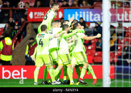 Londres, Royaume-Uni. 27 novembre, 2018. Leon Clarke de Sheffield United célèbre avec ses coéquipiers après avoir marqué le troisième but de son équipe. Match de championnat Skybet EFL, Brentford v Sheffield Utd au stade de Griffin Park à Londres le mardi 27 novembre 2018. Cette image ne peut être utilisé qu'à des fins rédactionnelles. Usage éditorial uniquement, licence requise pour un usage commercial. Aucune utilisation de pari, de jeux ou d'un seul club/ligue/dvd publications. pic par Steffan Bowen/Andrew Orchard la photographie de sport/Alamy live news Banque D'Images