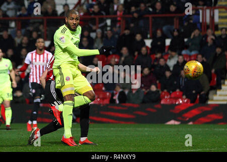 Londres, Royaume-Uni. 27 novembre, 2018. Leon Clarke de Sheffield United chefs une chance de but. Match de championnat Skybet EFL, Brentford v Sheffield Utd au stade de Griffin Park à Londres le mardi 27 novembre 2018. Cette image ne peut être utilisé qu'à des fins rédactionnelles. Usage éditorial uniquement, licence requise pour un usage commercial. Aucune utilisation de pari, de jeux ou d'un seul club/ligue/dvd publications. pic par Steffan Bowen/Andrew Orchard la photographie de sport/Alamy live news Banque D'Images