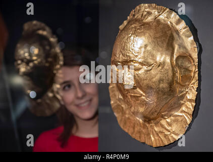 Karlsruhe, Allemagne. 26 Nov, 2018. Une personne dans le Badisches Landesmuseum de Karlsruhe Château est à la recherche d'un tombeau d'or masque de Mycènes, l'inhumation d'un cercle, l'arbre tombe C. Le masque est datée autour de la 2e moitié du 16e siècle avant J.-C.. La pièce fait partie de l'exposition "ycenae - Le monde légendaire d'Agamemnon" qui sera affiché dans le musée à partir du 01 décembre 2018 au 2 juin 2019. (Pour dpa : 'Spécial exposition 'Mycenae - Le monde légendaire d'Agamemnon'' à partir de 28.11.2018) Crédit : Uli Deck/dpa/Alamy Live News Banque D'Images