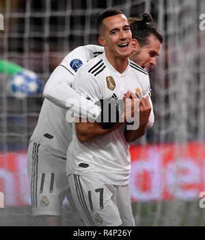 Rome, Italie. 27 Nov, 2018. Real Madrid's Lucas Vazquez (avant) célèbre par son coéquipier Gareth Bale lors d'un match du groupe G de la Ligue des Champions entre les Roms et le Real Madrid, à Rome, Italie, le 27 novembre 2018. Le Real Madrid a gagné 2-0. Credit : Alberto Lingria/Xinhua/Alamy Live News Banque D'Images