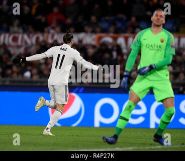 Rome, Italie. 27 Nov, 2018. Real Madrid's Gareth Bale (L) célèbre marquant lors d'un match du groupe G de la Ligue des Champions entre les Roms et le Real Madrid, à Rome, Italie, le 27 novembre 2018. Le Real Madrid a gagné 2-0. Credit : Alberto Lingria/Xinhua/Alamy Live News Banque D'Images