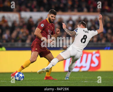 Rome, Italie. 27 Nov, 2018. L'AS Roma Federico Fazio (L) rivalise avec le Real Madrid Toni Kroos pendant un match du groupe G de la Ligue des Champions entre les Roms et le Real Madrid, à Rome, Italie, le 27 novembre 2018. Le Real Madrid a gagné 2-0. Credit : Alberto Lingria/Xinhua/Alamy Live News Banque D'Images